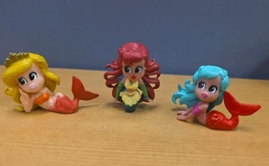Trio Of Magic Fizz N Sorpresa Sirenas Mini Figuras Pelo Rojo y Azul PVC  - Imagen 1 de 14