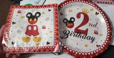 Platos y servilletas de fiesta de cumpleaños de Mickey Mouse Foto 1 de 3