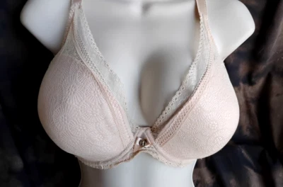 Chantelle 胸罩尺寸 36DDDD 浅粉色钢圈 T 恤文胸。 — 第 1/4 张图片