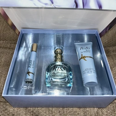 Juego de 3 piezas RIRI KISS de Rihanna para mujer 3,4 oz EDP Spr + 0,2 oz Rollerball + 3 oz B/Loción Foto 1 de 4