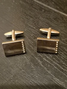 Silberfarbene rechteckige Manschettenknöpfe mit klarem Stein - Bild 1 von 3