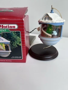 Adorno de luz y movimiento Hallmark - Magia de recuerdo de la mañana de Navidad 1987 - Imagen 1 de 2