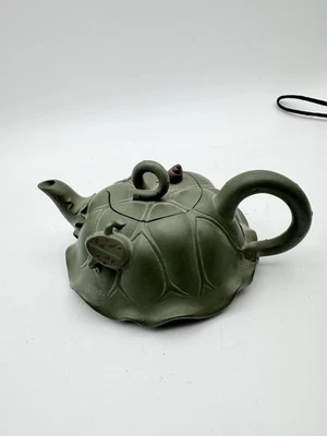 Tetera verde con tema de caracol y tortuga rana de arcilla púrpura Yixing Zi Ni Foto 1 de 4