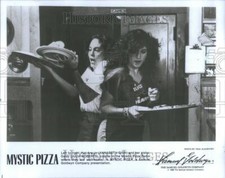 1988 Press Photo Annabeth Gish Julia Roberts Mystic - RRU64431