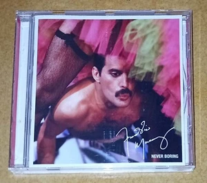 Freddie Mercury - Never Boring Editoriale (CD) Nuovo Non Sigillato - Foto 1 di 1