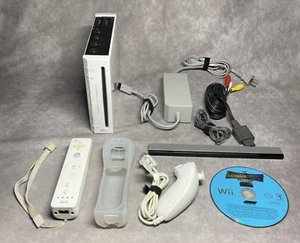 Nintendo Wii White RVL-001 Console Bundle Tested w/ WWE SmackDown vs RAW ECW - Picture 1 of 7