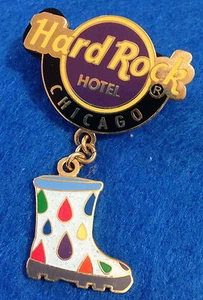 CHICAGO HOTEL DISEÑADOR ZAPATOS SERIE LOGOTIPO COLGANTE NIÑOS BOTAS DE GOMA PIN Hard Rock Café - Imagen 1 de 1