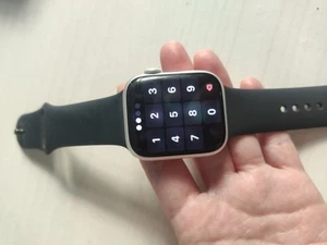 Apple Watch Series 8 45mm Cassa in Alluminio Color Mezzanotte con 2 Cinturini - Zdjęcie 1 z 13