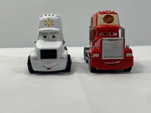 Figuras Wally y Mack de Disney Pixar Cars, usadas - Imagen 1 de 7