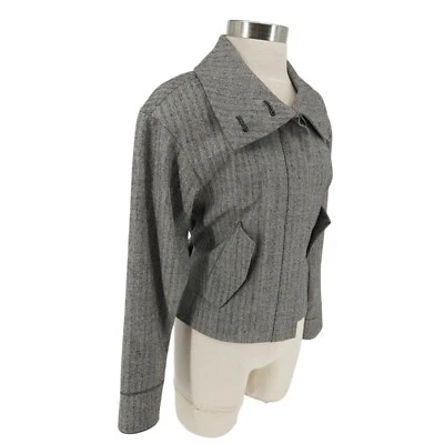 Chaqueta Club Monaco Lana Gris Espiga Manga Larga Cuello Alto Corbata Cintura Pequeña Foto 1 de 4