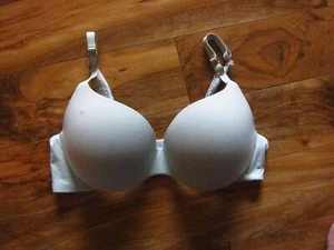 INCREDIBLE by Victoria's Secret Light Green Padded Perfect Shape Bra size 38C - Picture 1 of 5