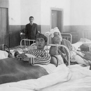 CAMA DIVERTIDA AMIGOS HOSPITAL AFECTO CHICOS JOVEN BULTO DE COLECCIÓN GAY INT FOTO 9678 - Imagen 1 de 2