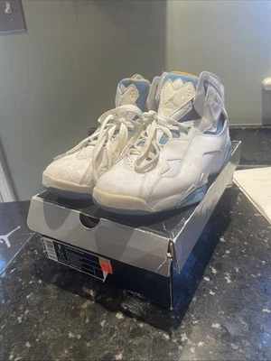 Rare Jordan True Flight White/Taxi-UnivBlue Size 9 US 342964–171 - Imagem 1 de 4