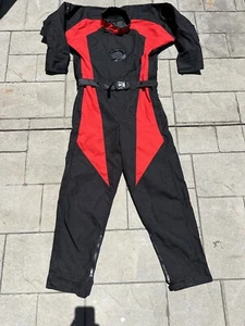 Nuevo Traje Mobby's Para Hombre Doble *Solo Carcasa* Pro Dry Negro y Rojo Talla Pequeña Equipo de Buceo - Imagen 1 de 12