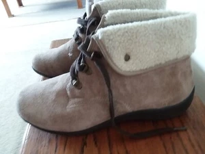 Cobbie Cuddlers Suede beige short boots with soft lining size 10W - Picture 1 of 6