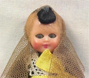 Casa delle bambole Spagna ragazza spagnola plastica dura vintage dolce - Foto 1 di 3