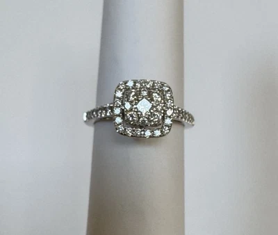 Anillo de compromiso de halo compuesto cojín de diamantes de 0,45 quilates de oro blanco de 14 quilates talla 6 Foto 1 de 4