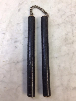 "Nunchucks antiguos de madera envueltos en negro vintage de 11""" Foto 1 de 4