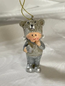Anhänger Winterkinder * Junge grau mit Eisbären-Mütze h=7,5cm - Bild 1 von 1