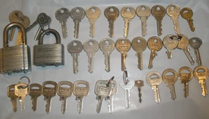 ABUS Vintage Konvolut 2 Vorhängeschlösser und über 30 Schlüssel Germany - Bild 1 von 15