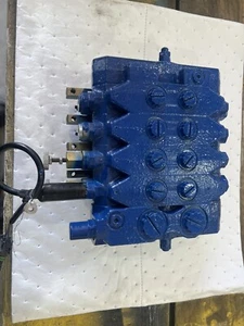 Set Of 4 Hydraulic Proportional Directional Valves DB5195.800, VPL244-68 - Picture 1 of 5
