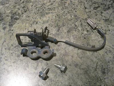 2003 TOYOTA PRIUS TRUNK LATCH RELEASE STRIKER OEM 4 Door Sedan — 第 1/2 张图片