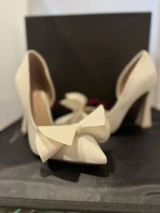 Betsey Johnson Mujer Noble Marfil Brillo Arco D'Orsay 4.25” Tacones Zapatos 6.5 Nuevo en Caja - Imagen 1 de 5