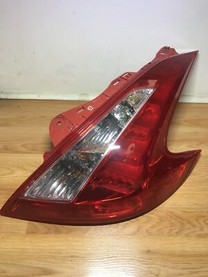 Lanterna traseira lateral de passageiros 2010-2016 OEM Nissan 370z PARA PEÇAS (LEVE RACHADURA) - Imagem 1 de 3