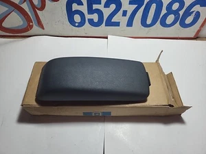 NOS GM 1995-1999 Chevy Cavalier Front Console Armrest 22591832 - Bild 1 von 4