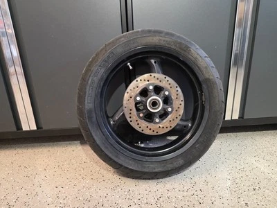 Ducati Monster 620ie 2002 rueda trasera oscura y neumático Foto 1 de 4