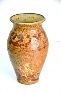 Maravilloso jarrón de cerámica artística de estudio marrón firmado vintage de 8" de alto - Imagen 1 de 3