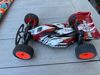 Team Associated RB10 RTR. Color rojo y blanco. Completamente listo para funcionar Foto 1 de 4