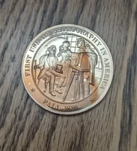 Moneda de Bronce Franklin Mint 1.75" Diámetro Primer Uso de Fotografía Otoño 1839 - Imagen 1 de 4