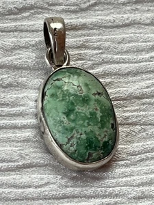 Schlichter ovaler grüner Türkis in unmarkiertem nichtmagnetischem Silberrahmen Anhänger - - Bild 1 von 6