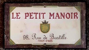 Paris Frankreich Schild: LE PETIT MANOIR / Herrenhaus, B&B, Rue de Bastille - Olympiade 2024 - Bild 1 von 2