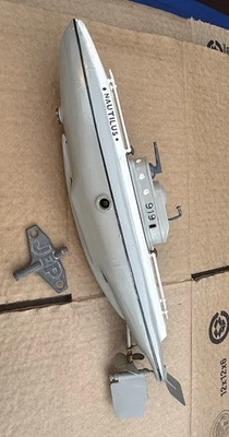 Submarino de juguete vintage JEP Nautilus 919 con Sous Marin años 50 Francia con llave Foto 1 de 4
