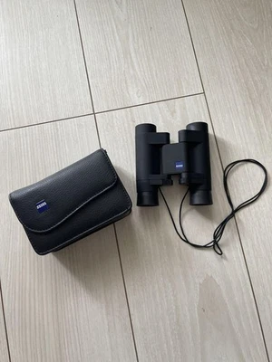 Zeiss/ 8x double lens Victory Compact 8×20T* Pocket Binoculars with case [used] - Image 1 of 4
