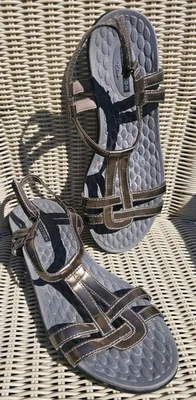 Sandalias CLARKS Sonar Aster peltre plateadas con tiras zapatos cómodos para mujer talla 8” Foto 1 de 4