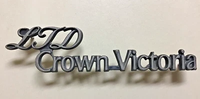 Ford LTD CROWN VICTORIA 1982-1987 CROMO EMBLEMA DE ESCRITURA ORIGINAL E0AB-5450398-AA Foto 1 de 4