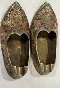 Two Vintage Brass Pointed Toe Shoe Ashtrays Etched Floral Design Made In India - Picture 1 of 11