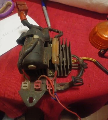 Regulador de voltaje rectificador y shelnoid Honda CM 400 T NC01 232-12 0,0 Foto 1 de 4