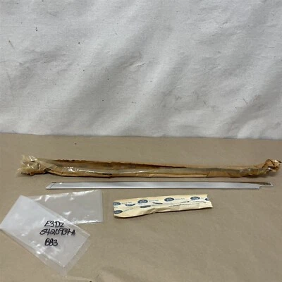 FORD 1983 LTD 4 PUERTAS MOLDEADO NUEVO - PUERTA DELANTERA EXTERIOR EN CINTURÓN Foto 1 de 4