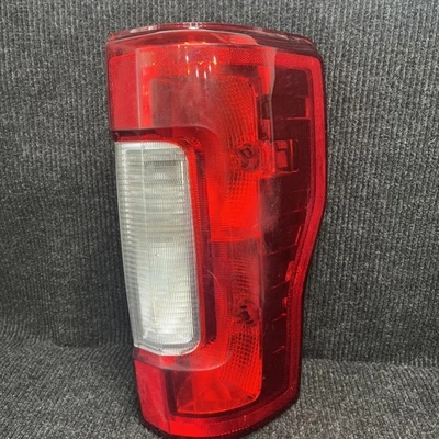 🔥🔥2017-19 Ford F250 F350 OEM Passenger RH Base Halogen Tail Light HC3B13B504AD - Image 1 of 4