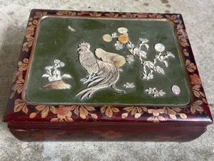 Scatola giapponese in lacca Shibiyama XIX secolo con gallo e gallina finemente intagliati, firmata - Foto 1 di 10