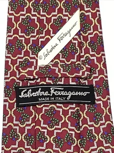 SALVATORE FERRAGAMO Made in ITALY 100 % Seide Krawatte Herren rot grün Beeren ALLE SEIDE - Bild 1 von 10