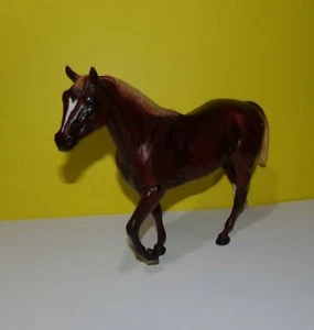 Breyer Hengst Pferd Figur dunkelbraun mit einem weißen Huf & hellbraunem Schwanz - Bild 1 von 3