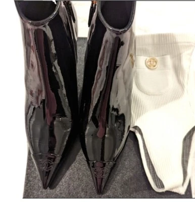 ¡NUEVO! Botines Chanel 22C charol negro Foto 1 de 4