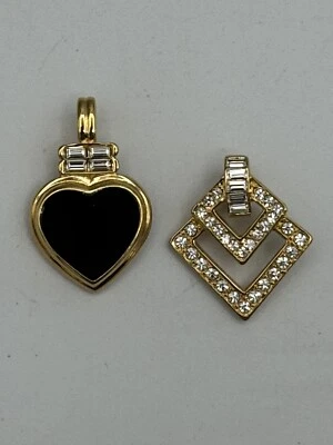 Lote de 2 colgantes Kenneth Jay Lane firmados tono dorado con pedrería Foto 1 de 3