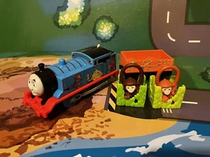 Trackmaster THOMAS WITH MONKEYS Thomas & Friends Motorised Battery Train - Picture 1 of 5