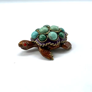 Caja de baratijas Jay Strongwater Turtle con piedras naturales de turquesa y malaquita de 2" - Imagen 1 de 6